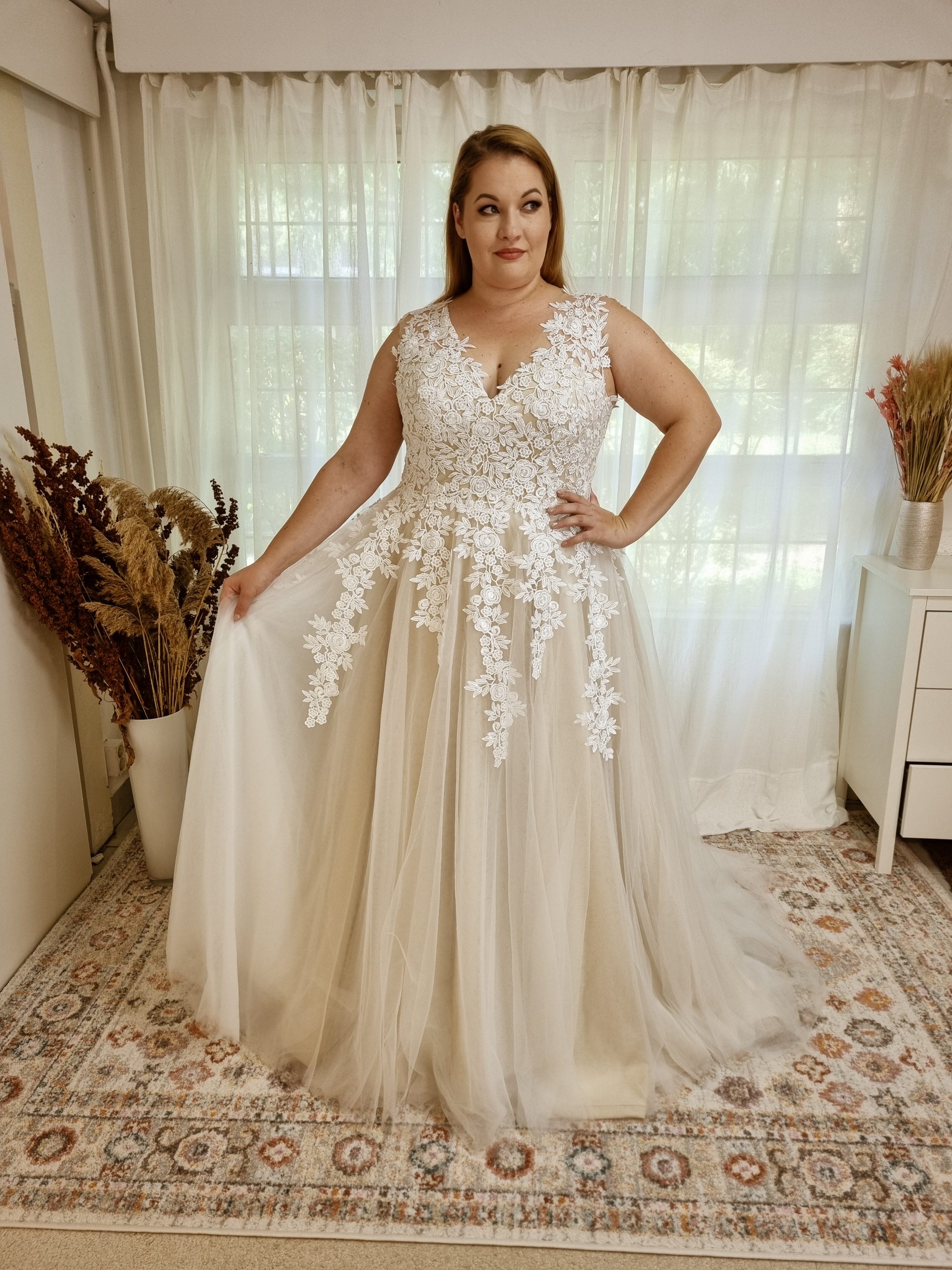 punkt krybdyr Sømil SARAH plus size wedding dress - LASABINA Plus Size Bridal