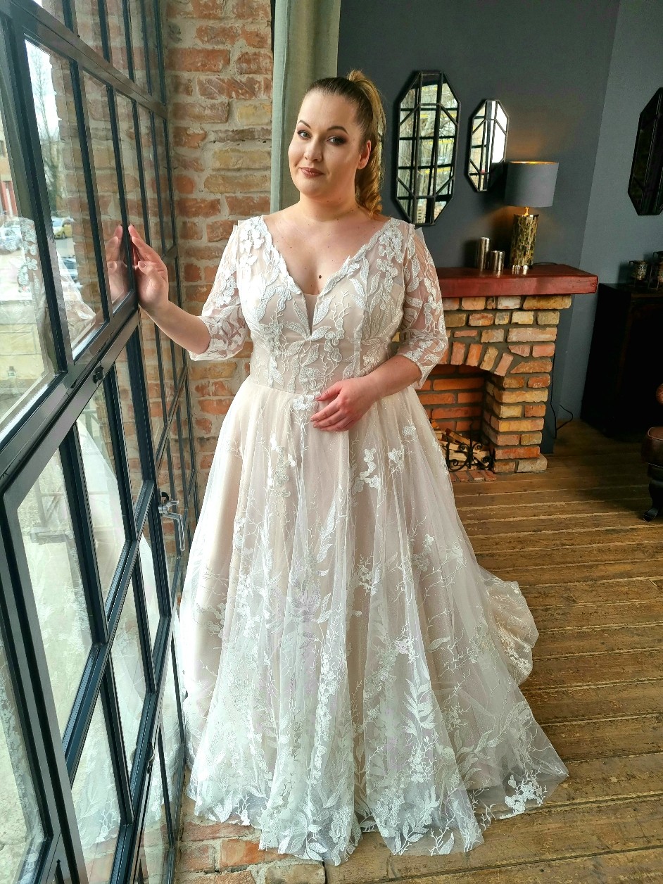 THALIA plus size wedding dress with sleeves